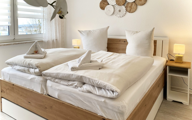 Gästewohnung Radebeuler Straße 6a elegantes Schlafzimmer mit Dekoration