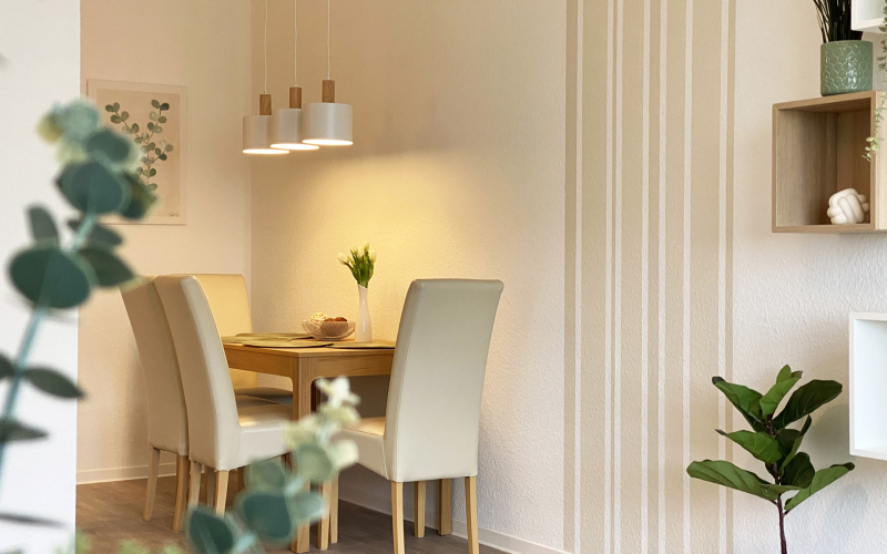 Gästewohnung Radebeuler Straße 6a - Tischecke mit dezenter Beleuchtung und Grünpflanzen