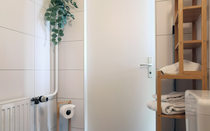 Modernes Bad mit Grünpflanzen und Regal