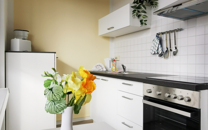 Bild Gästewohnung Am Ringpark 3a - Moderne Küche mit schönen Rosenstrauss