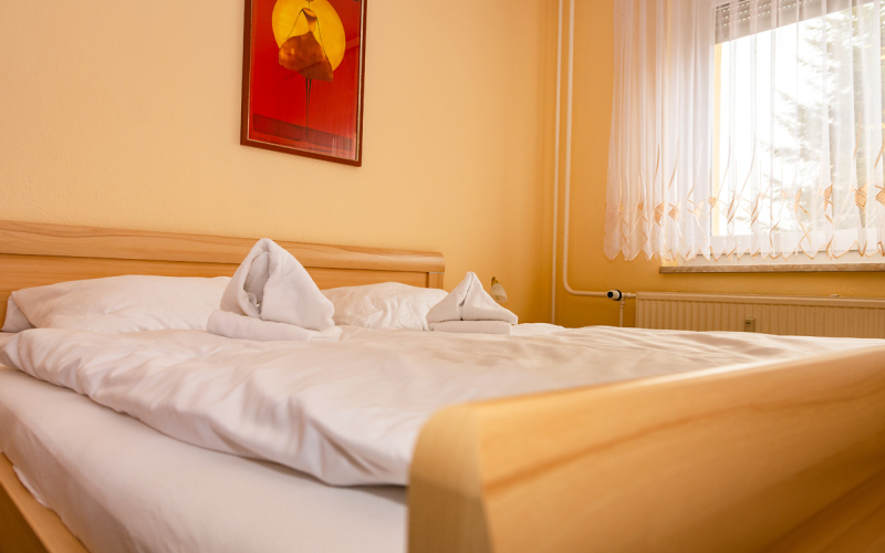 Gästewohnung Moritzburger Str. 98a – rechts - Doppelbett mit Wandbild