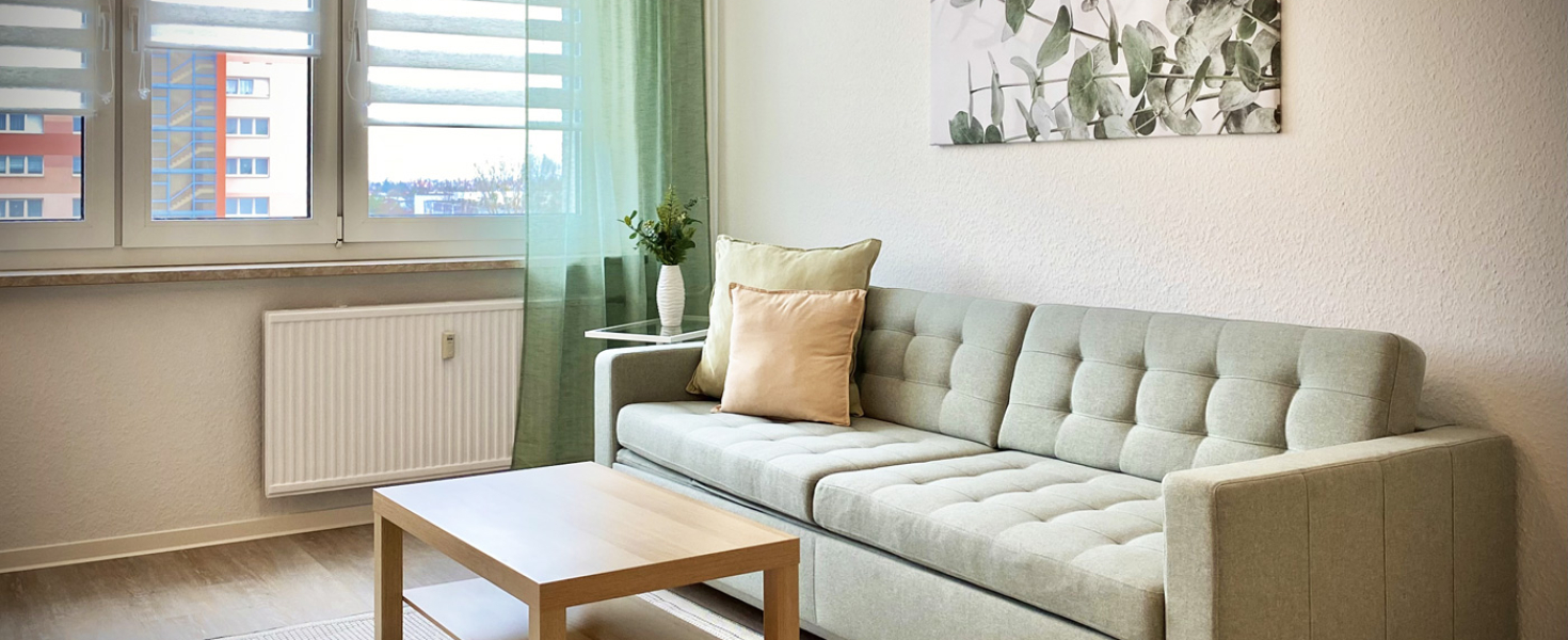 Gästewohnung Radebeuler Straße 6a - Couchgruppe in Pastell mit floralen Wandbild, stimmige Farben