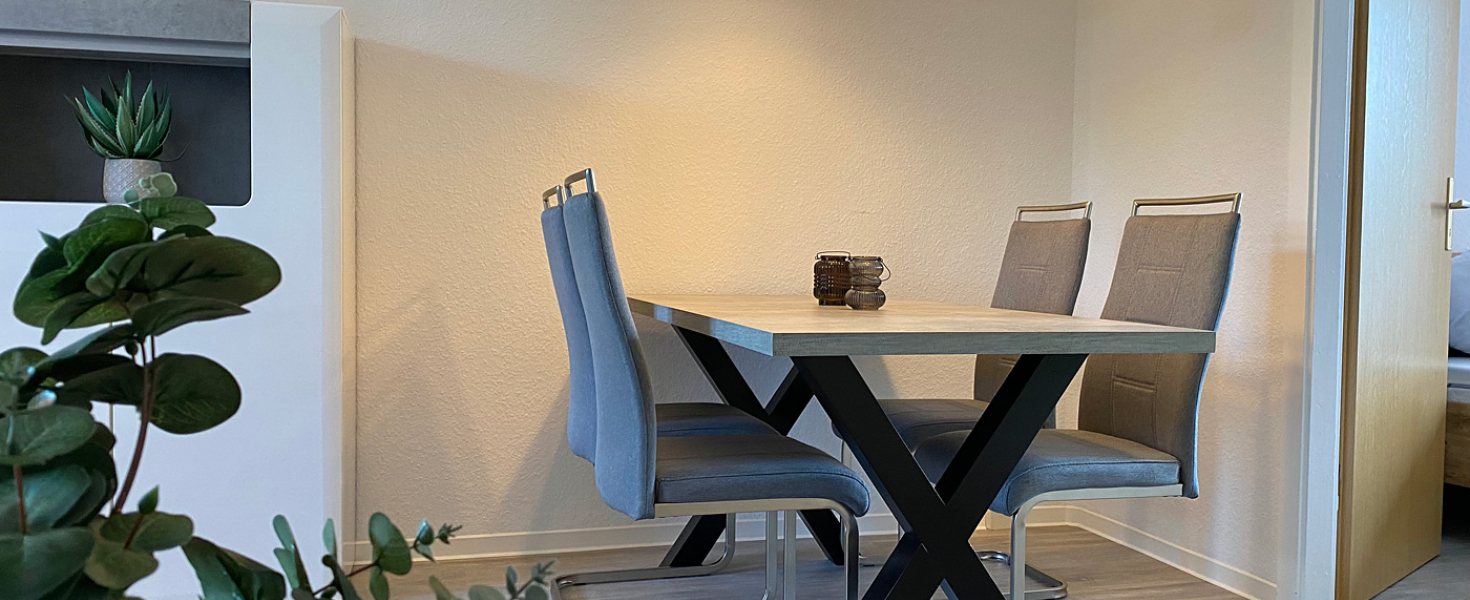 Moderner Esstisch mit dezenter Beleuchtung