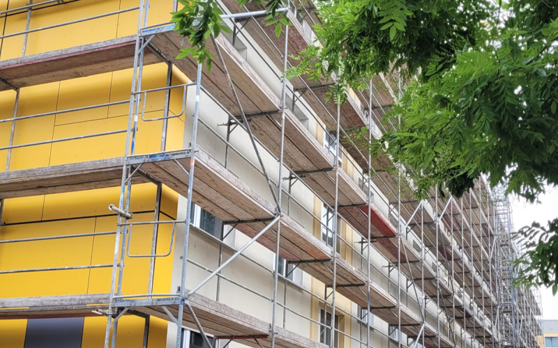 Freundliche Farbgebung der Fassade