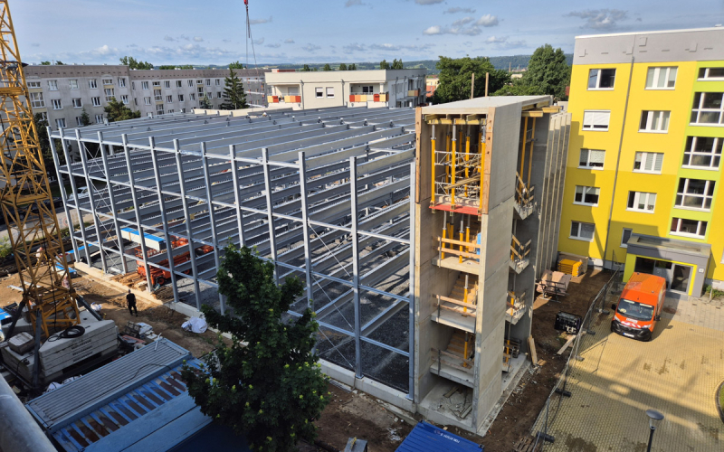 Parkhaus am Spitzgrund im Rohbau, Ansicht auf das Stahlskelett