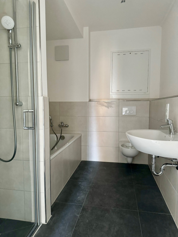 Beispielbild Bad mit Badewanne und Dusche