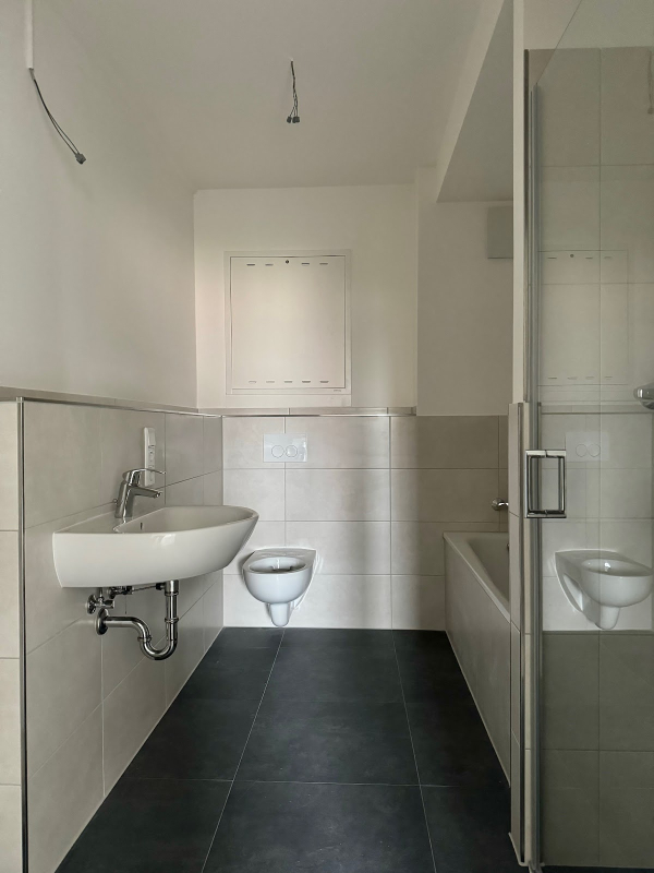 Beispielbild Bad mit Badewanne und Dusche