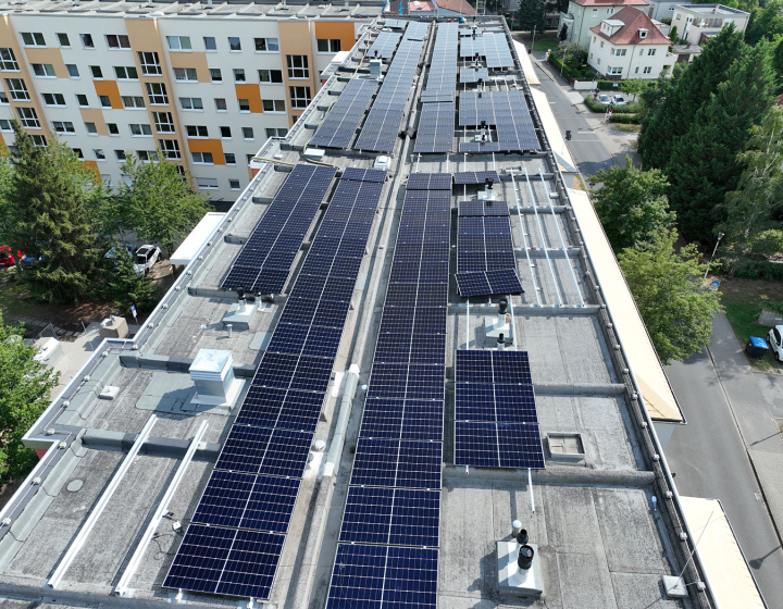 80 kWp Leistung Photovoltaikmodule auf einem Dach der WBV Coswig