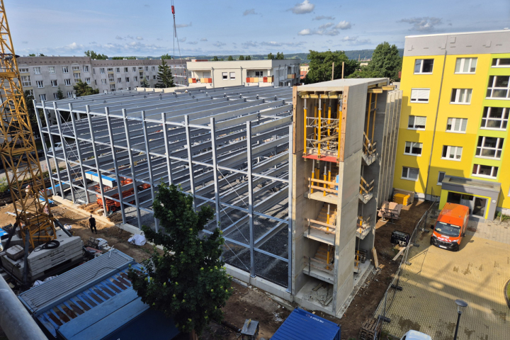 Parkhaus am Spitzgrund im Rohbau, Ansicht auf das Stahlskelett