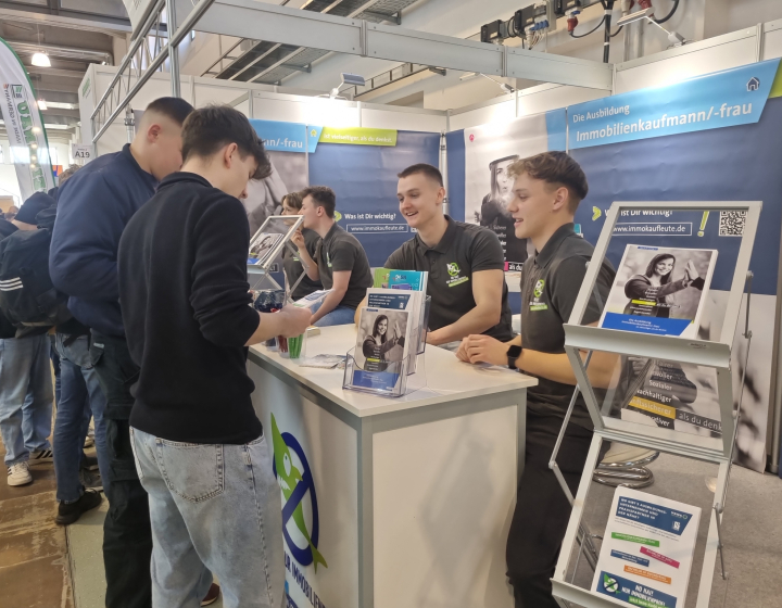 Karrierestart 2025 - Azubis interessieren sich für den Messestand