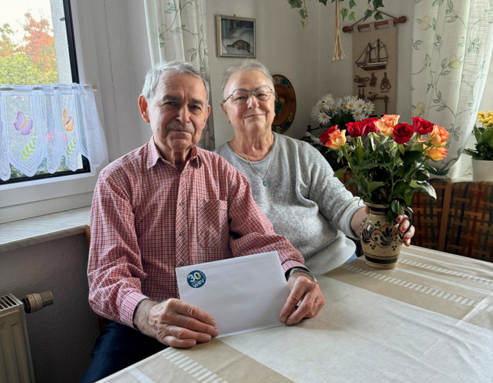 Hausmeister Erich Silz mit seiner Frau im Wohnzimmer