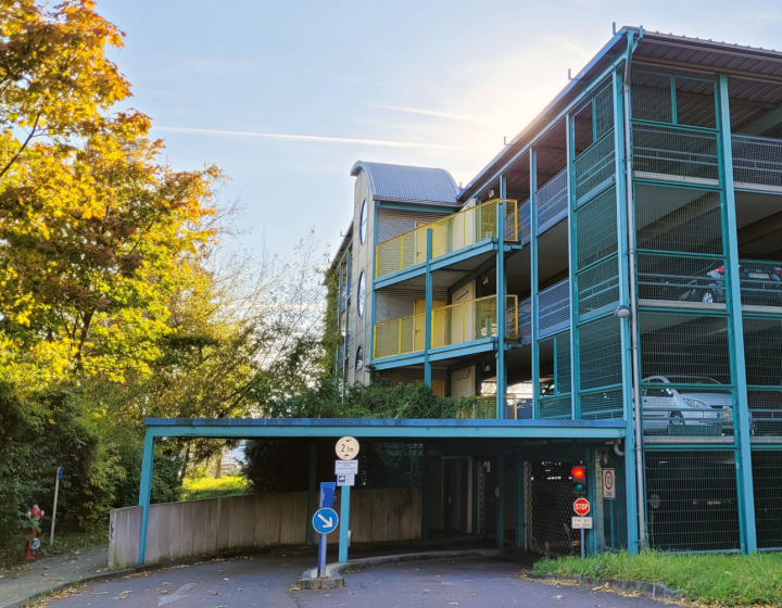 Parkhaus am Mittelfeld mit Blick auf die Ein- und Ausfahrt