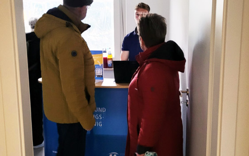 Beratungsgespräch beim Tag der offenen Tür