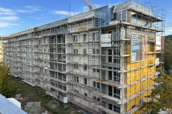 Baustelle mit Fassadengerüst