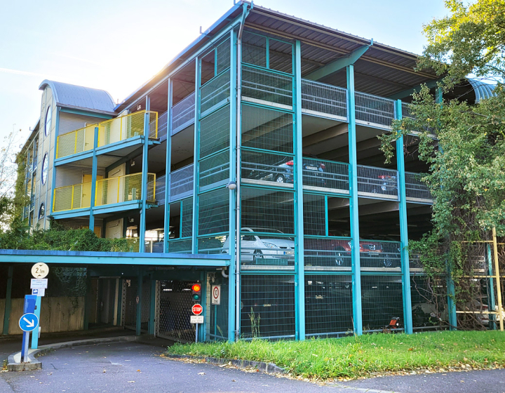Ansicht des Parkhauses von der Strasse aus.