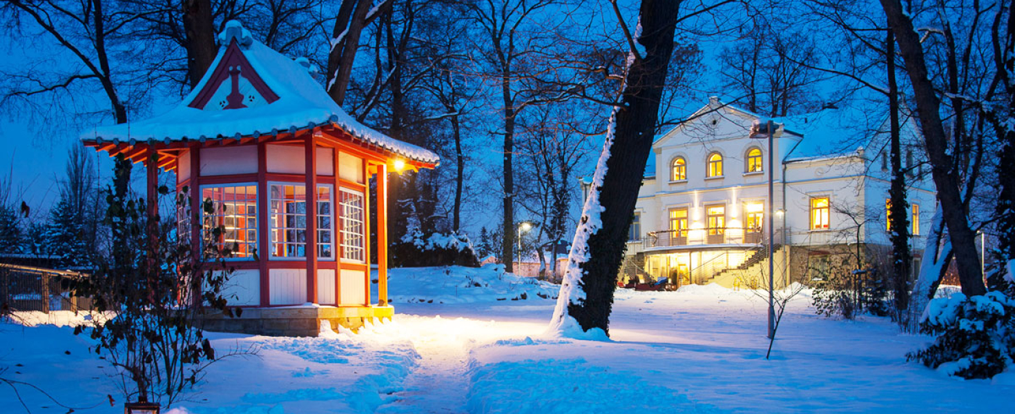 Traumahfte Winterstimmung im Garten der Villa Teresa mit Teehaus und Villa